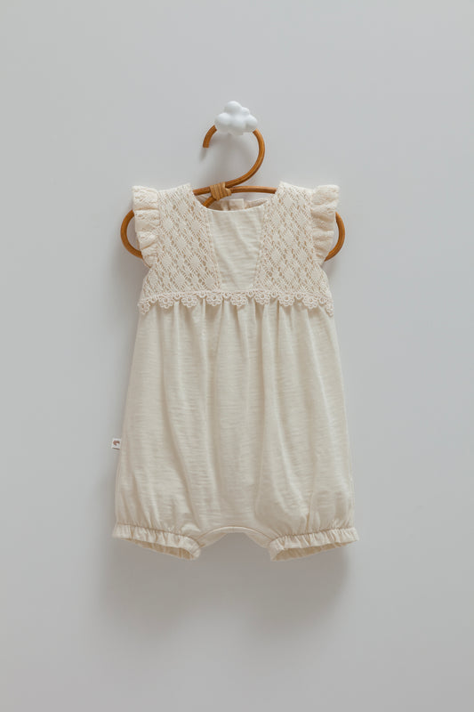 Dantel ve Fırfır Detaylı Bebek Tulumu Bej | Pamukanne
