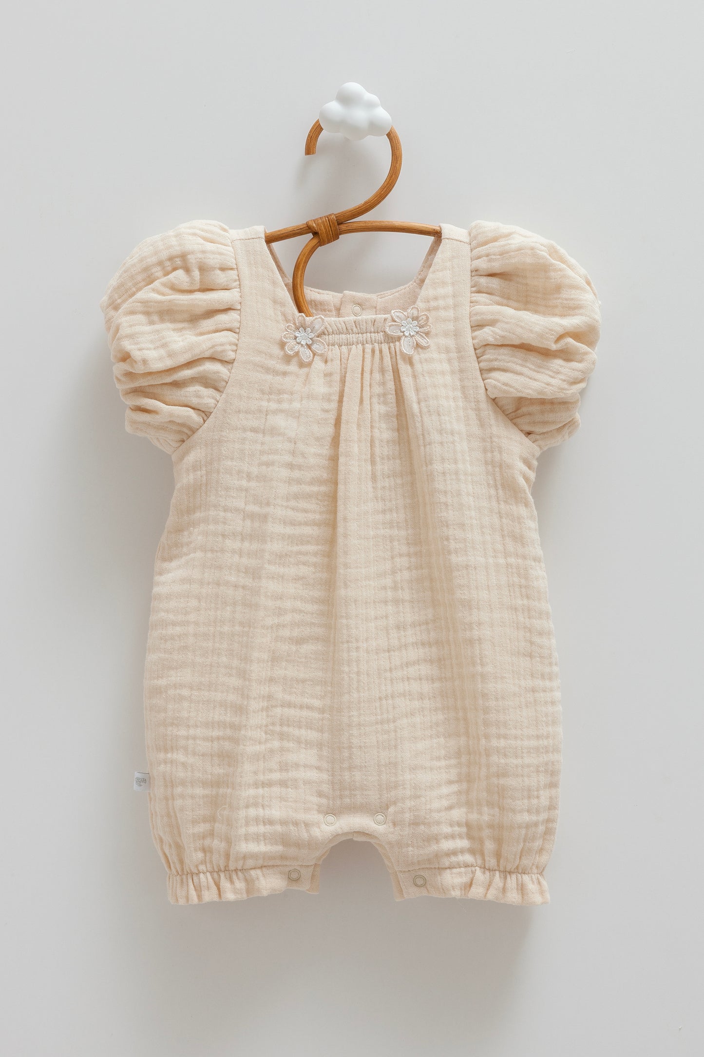 Papatya Nakışlı Müslin Bebek Tulumu Bej | Pamukanne